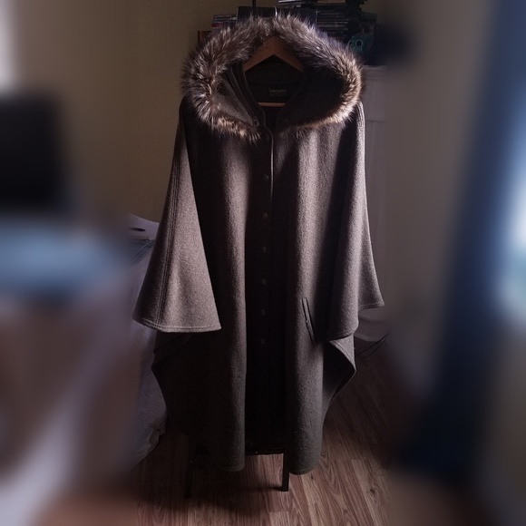 Geiger Boiled Wool Cedar Green Cape with Fur - Picture 2 of 8